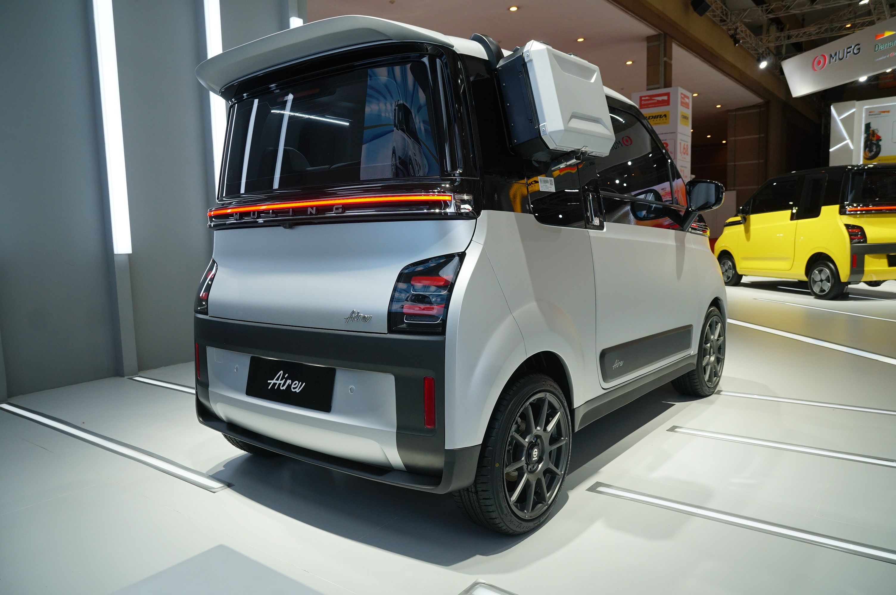 Wuling Air ev ini dibalut warna max decal matte metal silver & piano black dan exterior mounted side storage box dengan solid steel bracket hooked up design (Dok. Wuling Motors)