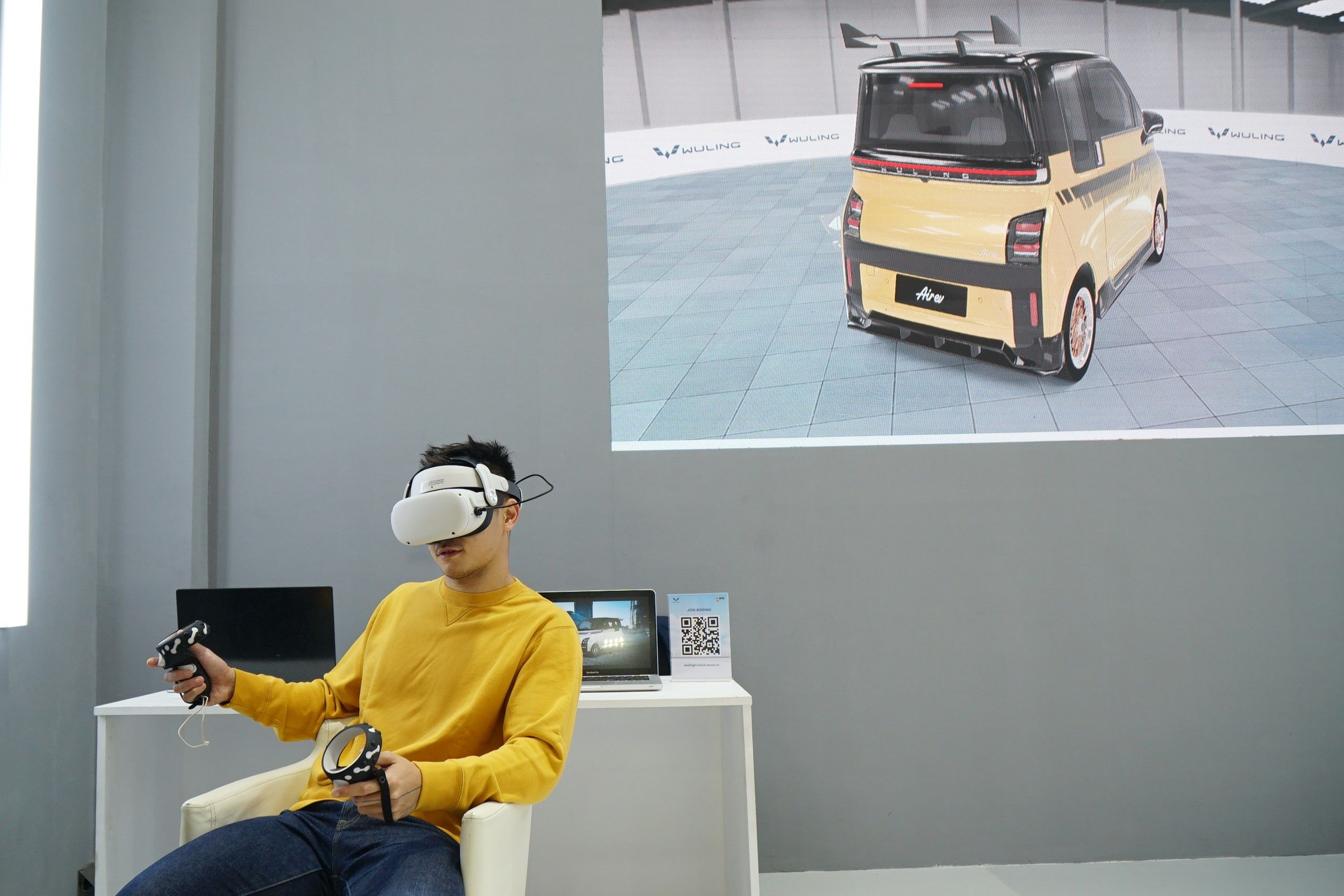 Wuling turut memberikan kesempatan bagi para pengunjung untuk memodifikasi Air ev secara langsung melalui Virtual Reality (Dok. Wuling Motors)