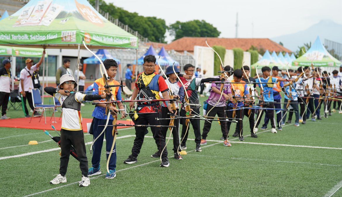 Para atlet muda panahan Indonesia unjuk kebolehan pada MilkLife Archery Challenge 2025 Seri 2 di SuperSoccer Arena, Kudus, November 2025. (Istimewa)
