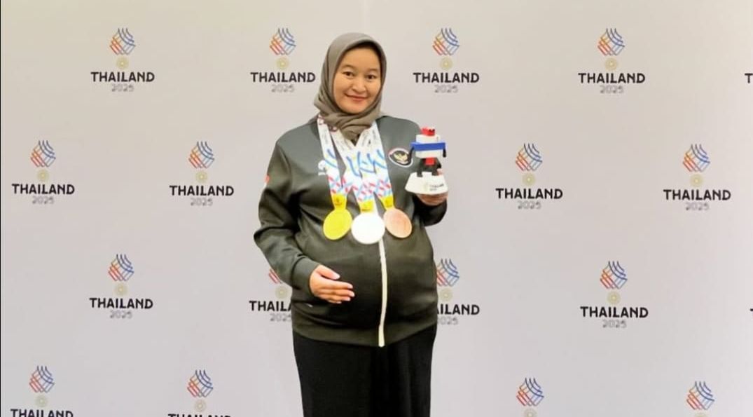 Atlet catur Indonesia, Medina Warda Aulia, berpose dengan medali-medali yang diraihnya pada SEA Games 2025 di Thailand pada Desember 2025. (Dok. Kemenpora RI)