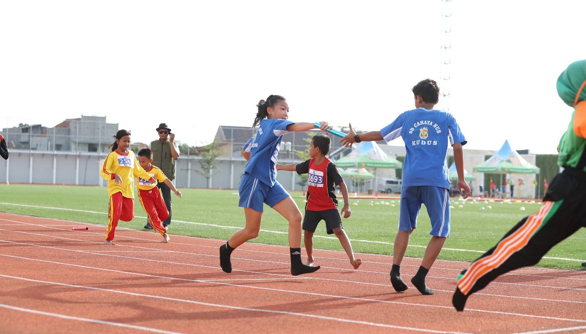 Perlombaan lari estafet pada MilkLife Athletics Challenge Seri 2 2025 di Supersoccer Arena, Kudus, 26-29 November 2025. (Dok. MilkLife Athletics Challenge Seri 2 2025)