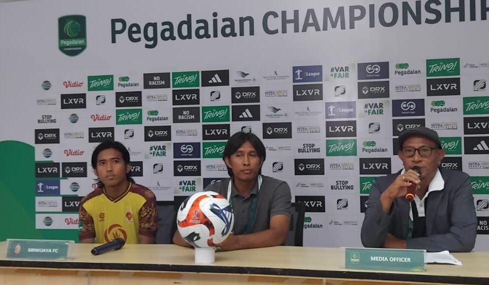 Budi Sudarsono (tengah) sebagai pelatih Sriwijaya FC di Championship 2025-2026. (Dok. Media Stadion Pakansari)