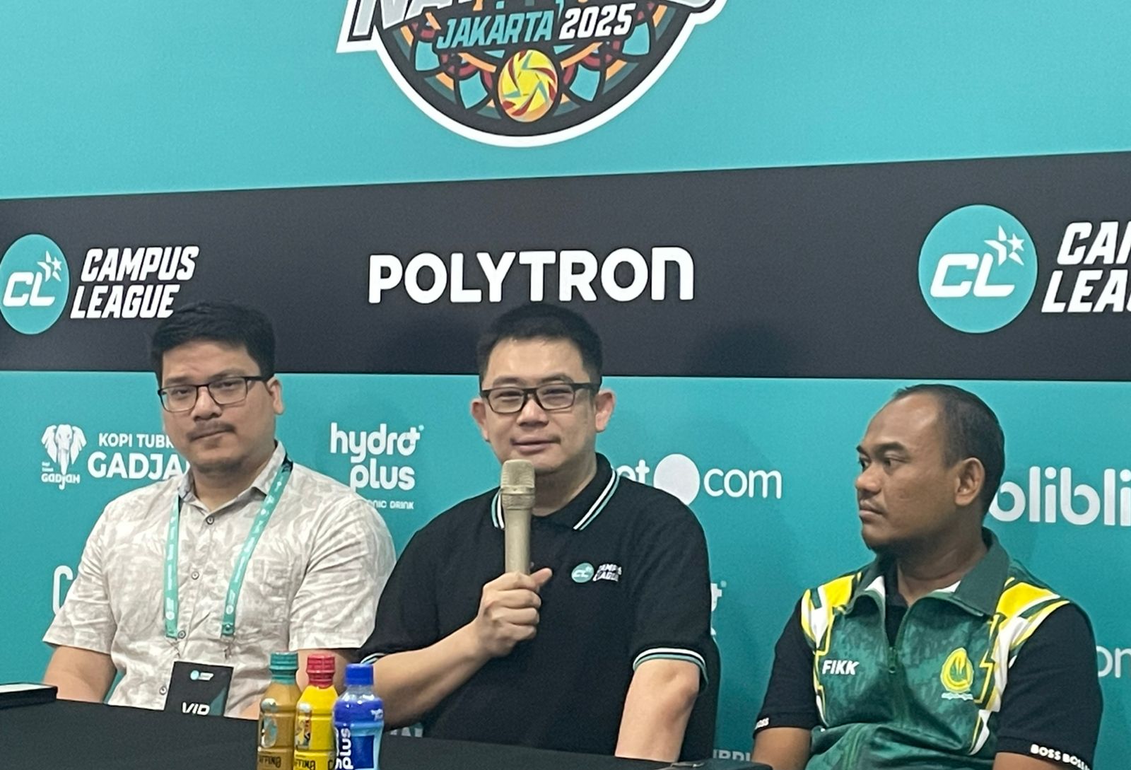 CEO Campus League, Ryan Gozali (tengah), bersama Ketua Umum FFI, Michael Sianipar (baju putih), pada jumpa pers usai The Nationals Campus League Futsal 2025 di GOR UNJ, Jakarta, 7 Desember 2025. (Taufani Rahmanda/Skor.id)