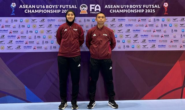 Dua wasit futsal Indonesia, Fitra Fauzi Rahmat dan Tita Rosita, bertugas pada ASEAN U-16 dan U-19 Futsal Championship 2025 di Nonthaburi, Thailand, pada 23-29 Desember 2025. (Dok. PSSI)
