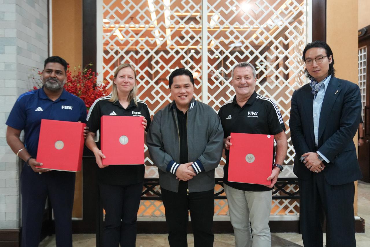 Ketua Umum PSSI Erick Thohir bersama para instruktur dari FIFA untuk Program Garuda Academy Safety Security and Crowd Management Course. (Dok. PSSI)