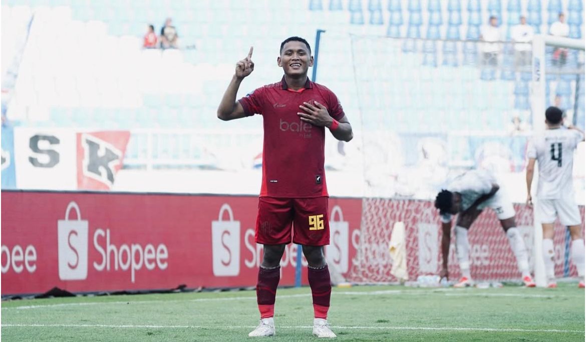Iksan Lestaluhu merayakan golnya untuk Arema FC ke gawang Madura United pada pekan ke-15 Super League 2025-2026 di Stadion Kanjuruhan, Malang, 23 Desember 2025. (Instagram Iksan Lestaluhu)