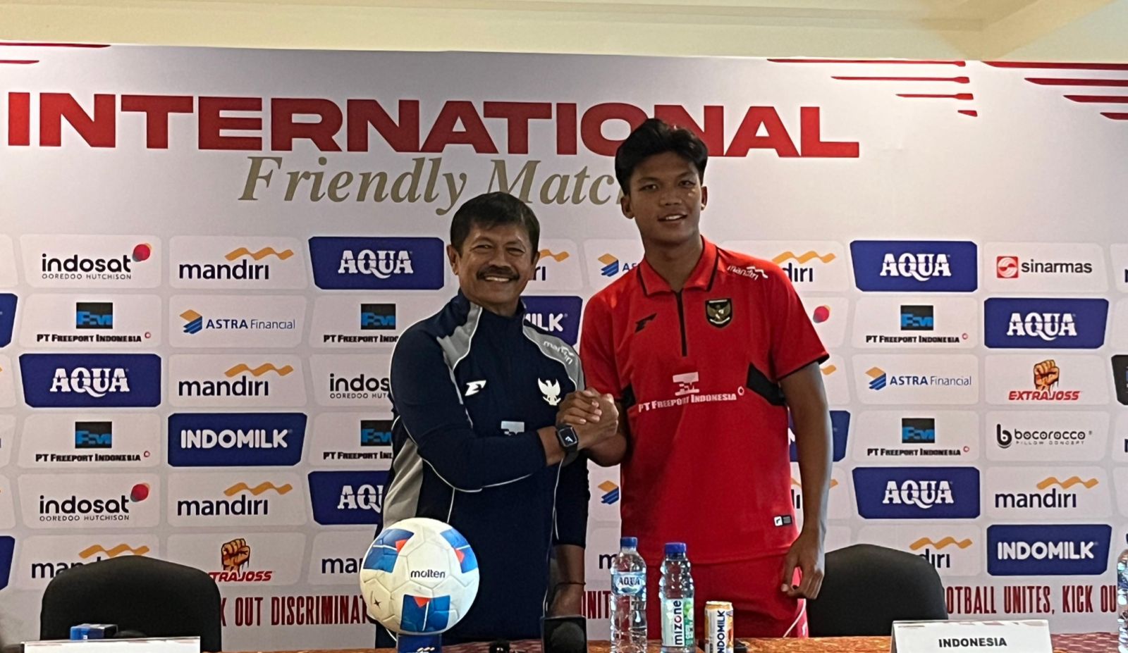 Pelatih Timnas U-23 Indonesia, Indra Sjafri, bersama pemain Kadek Arel (merah) pada jumpa pers jelang laga uji coba lawan Mali U-23 di Jakarta pada 14 November 2025. (Taufani Rahmanda/Skor.id)