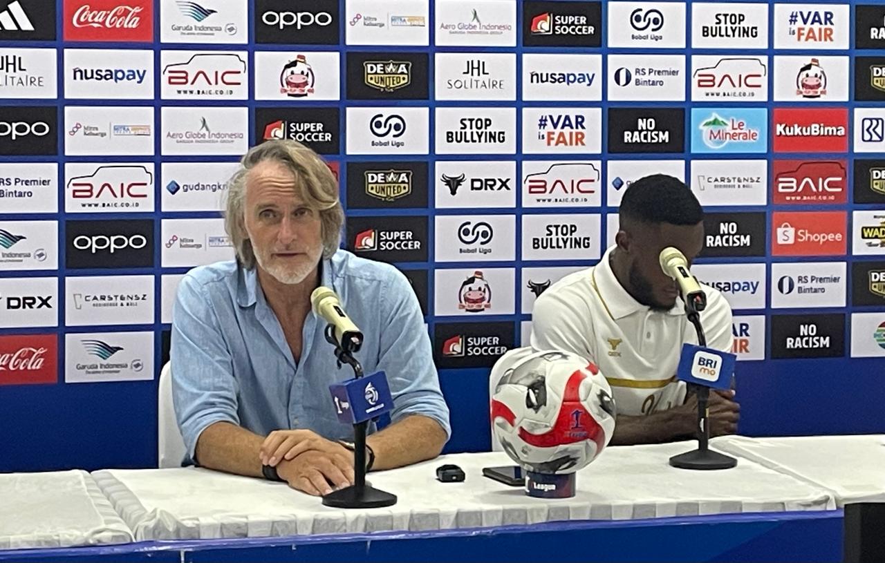 Pelatih Dewa United FC, Jan Olde Riekerink (baju biru), pada jumpa pers di Banten International Stadium, Serang, pada 20 Desember 2025. (Taufani Rahmanda/Skor.id)