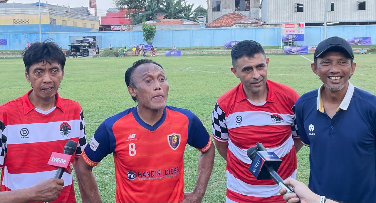Eks-pemain di Liga Indonesia; Aris Indarto, Alesandro Tobar, Peri Sandria, Khairi Rivo (berurutan dari yang bertopi) Senayan Old Stars Soccer Tournament 2025 di Tangerang, 30 November 2025. (Istimewa)