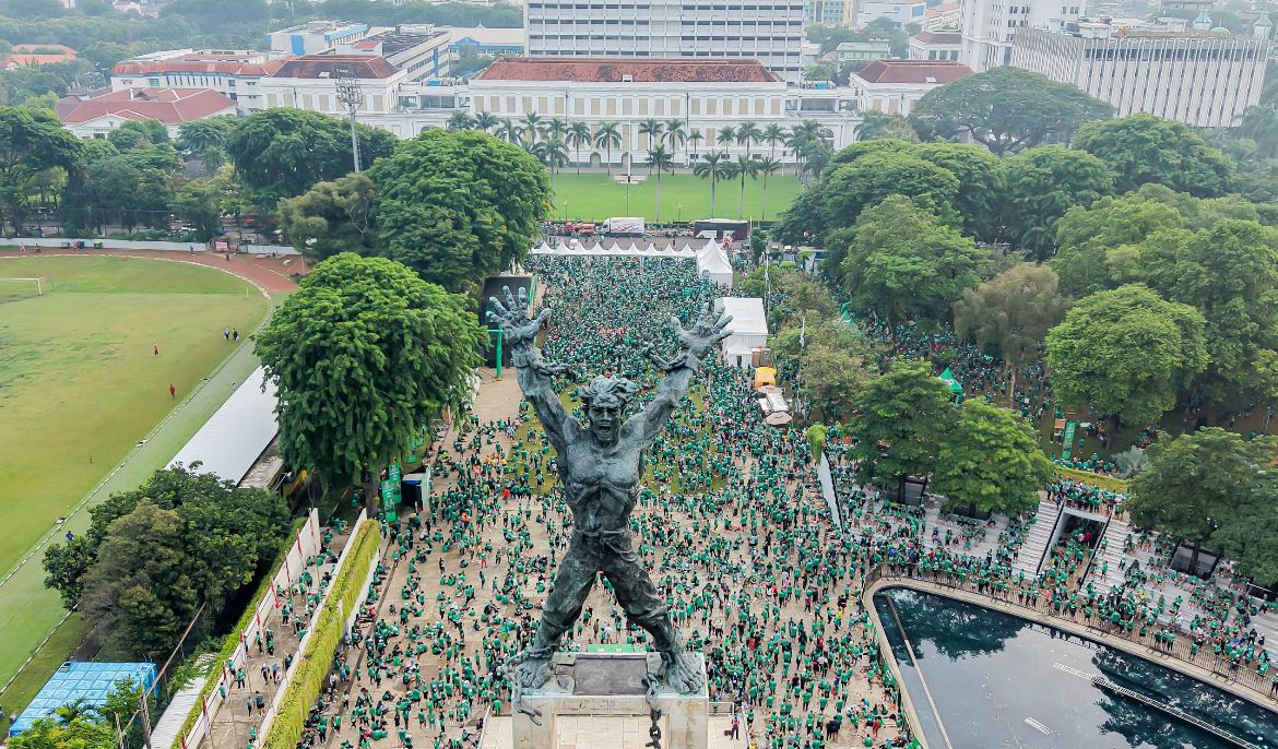 Para pelari "menghijaukan" Lapangan Banteng, Jakarta, dalam kegiatan Milo Activ Indonesia Race 2025 Jakarta International 10K pada 7 Desember 2025. (Dok. Milo Active Indonesia Race 2025)