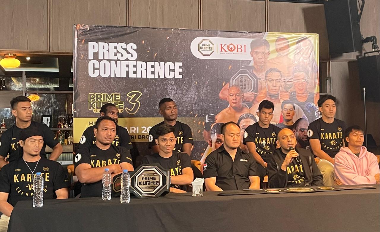 CEO Prime Kumite Championship, Umar Hasan (bicara dengan mic), didampingi Sekjen KOBI, Fransino Tirta (baju kemeja), pada konferensi pers pengumuman pelaksanaan Prime Kumite Championship 3 di Jakarta pada 18 Desember 2025. (Taufani Rahmanda/Skor.id)