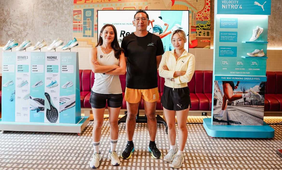 Teamhead Marketing Puma Indonesia Rachmat B. Trilaksono (tengah) bersama Public Figure atau Pelari Sheryl Sheinafia dan Captain PNRC Anke Ardine (berjaket) pada Run Ready with Puma di Jakarta, 13 Desember 2025. (Dok. Puma)