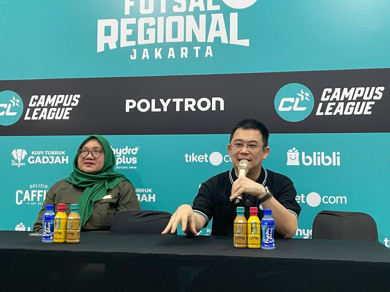 CEO Campus League, Ryan Gozali (baju hitam), dalam jumpa pers pembukaan Campus League Futsal regional Jakarta di GOR UNJ, Jakarta, pada 25 November 2025. (Taufani Rahmanda/Skor.id)