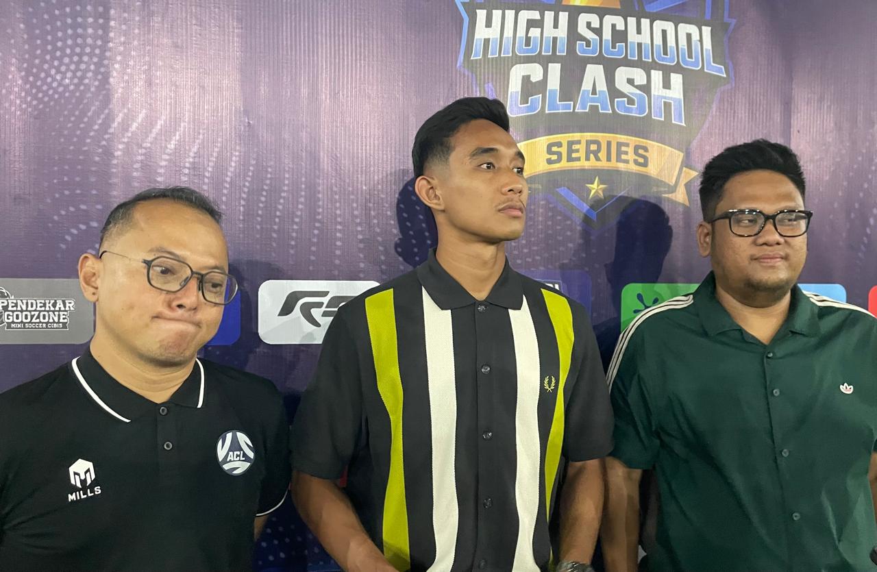 Bek Timnas Indonesia Rizky Ridho (tengah), bersama CEO Goozone Sports Fildzan Zuliyansa (baju hijau), dan Wasekjen FSMI Bagus Priambodo usai gelaran Pre-Season High School Clash Series di Jakarta, 13 Desember 2025. (Taufani Rahmanda/Skor.id)