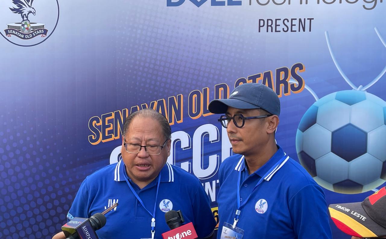 Juninho Widjaja selaku Panitia Pelaksana Senayan Old Stars Soccer Tournament 2025 bersama Ketua Senayan Old Stars, Yusuf Aziz, di Tangerang pada 30 November 2025. (Istimewa)