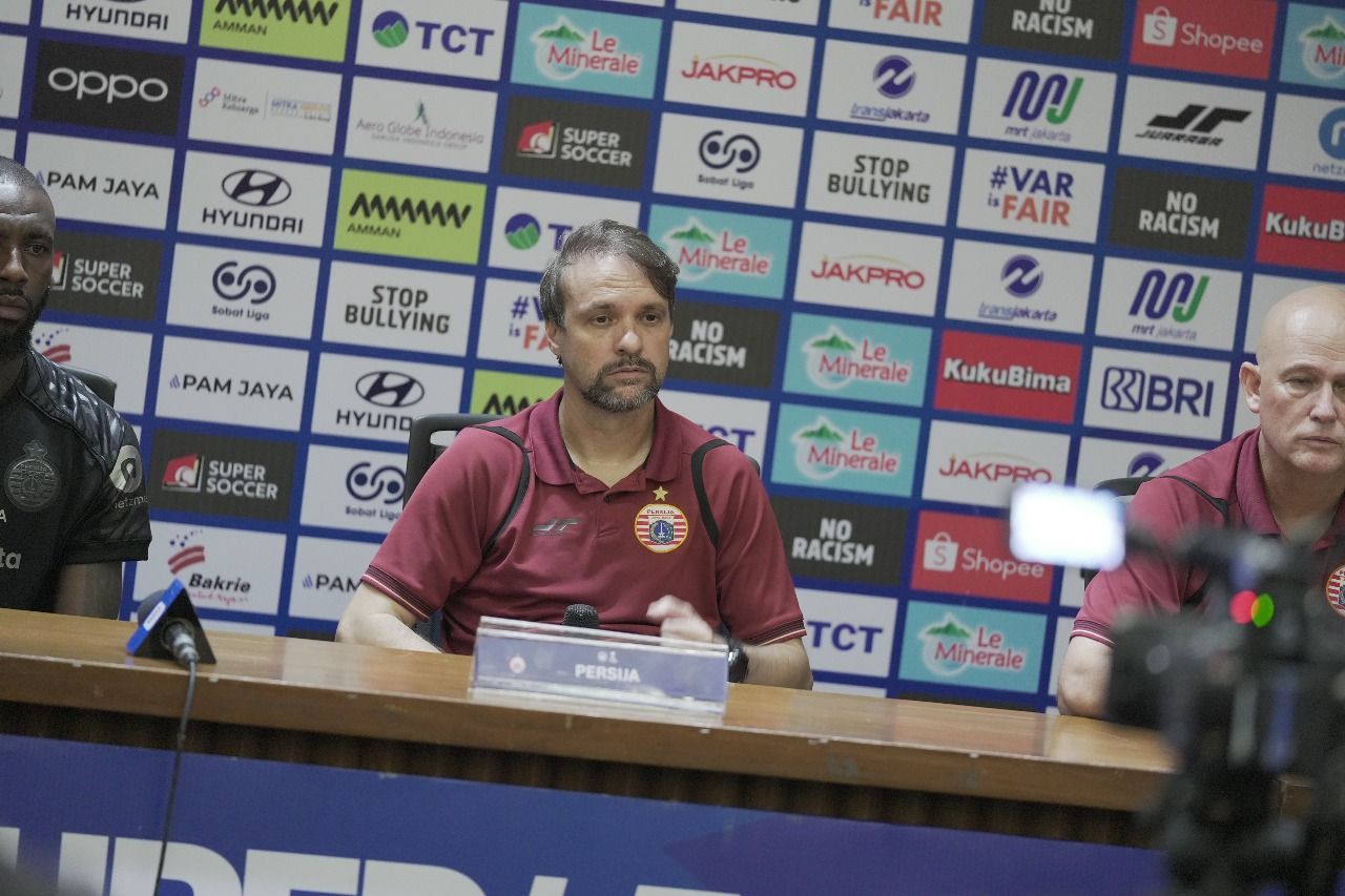 Pelatih Persija Jakarta, Mauricio Souza, pada jumpa pers usai melawan PSIM Yogyakarta di SUGBK, Jakarta, pada 28 November 2025. (Yogie Gandanaya/Skor.id)