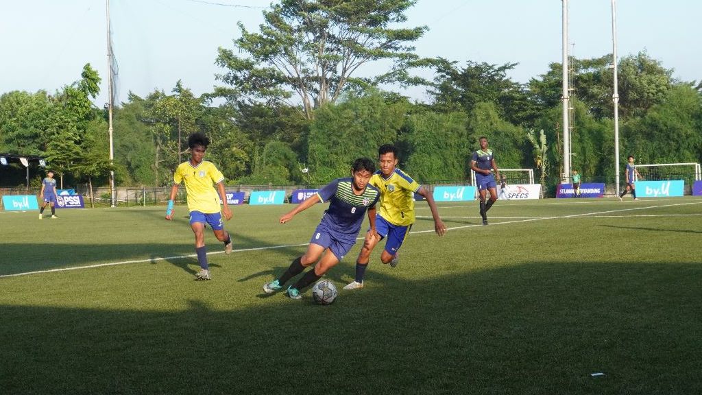 Aksi pemain TSI Jakarta saat menghadapi Gresik United di TCNC U-18 2023. (Wiryanto/Skor.id)